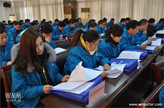 皖南電機(jī)代表們?cè)谡J(rèn)真聽(tīng)取工作報(bào)告