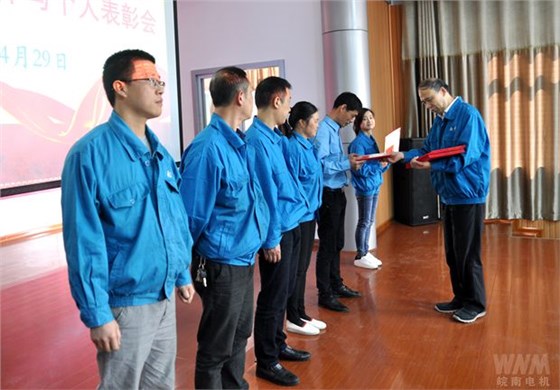 黨委書記、副董事長管兵為先進(jìn)集體頒獎(jiǎng)