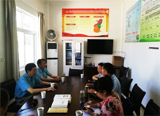 皖南電機董事長陳根喜、總經(jīng)理陳學鋒到觀陽村扶貧