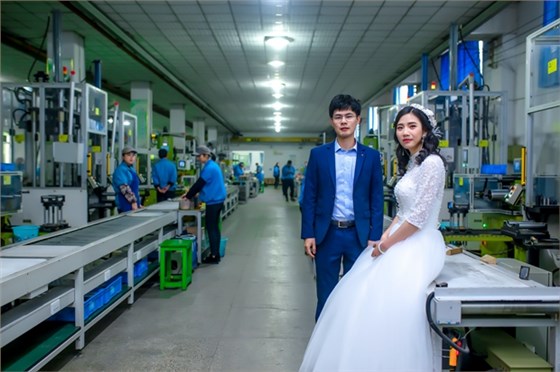 在生產(chǎn)車間留下他們幸福時(shí)刻 在生產(chǎn)車間留下他們幸福時(shí)刻