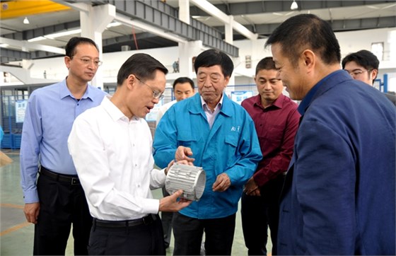 董事長陳根喜陪同縣委書記耿鵬在車間參觀 董事長陳根喜陪同縣委書記耿鵬在車間參觀