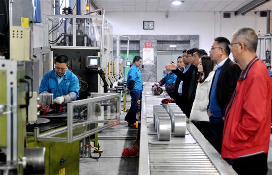 皖南電機(jī)|電機(jī)廠(chǎng)家:來(lái)賓在車(chē)間參觀 皖南電機(jī)|電機(jī)廠(chǎng)家:來(lái)賓在車(chē)間參觀