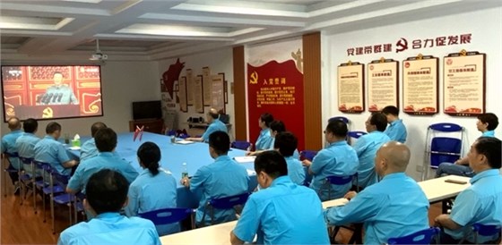 皖南電機(jī)黨委書記、副董事長(zhǎng)管兵正在與公司黨員干部一起集中收看大會(huì)直播