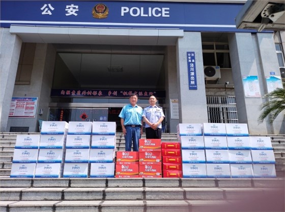 圖為公司安全環(huán)境保護(hù)處處長(zhǎng)董萌蓓為子弟兵及公安民警送去慰問品，并致以節(jié)日的問候和祝福