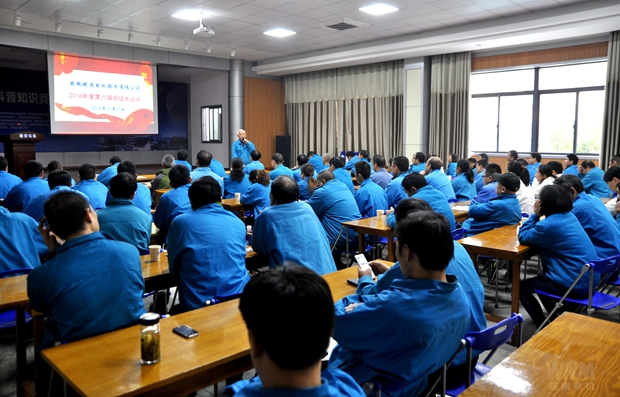 黨委副書記、工會(huì)主席胡夏生主持論壇